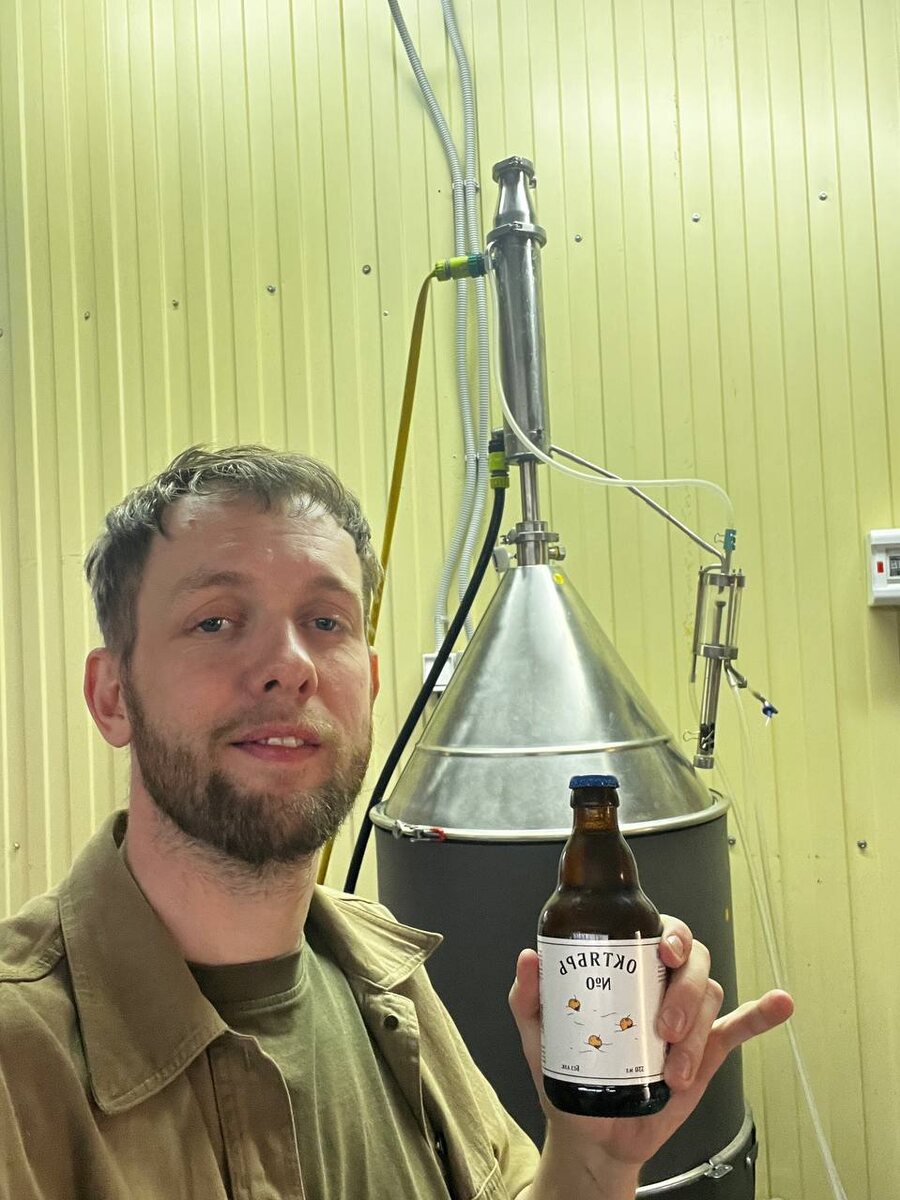 Даниил на фоне производства безалкогольного сидра