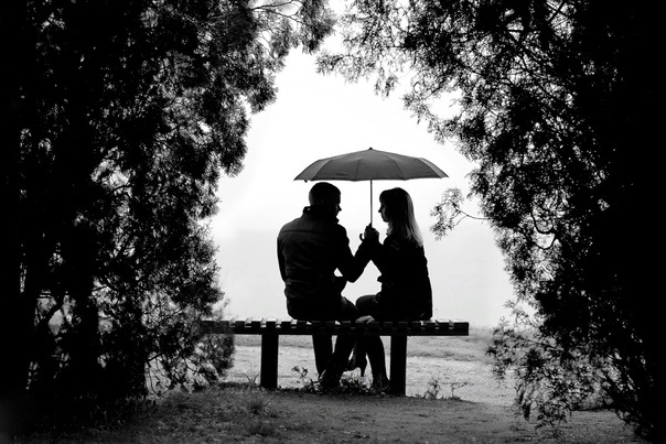 Молодые люди на скамейке, из свободных источников сети интернет