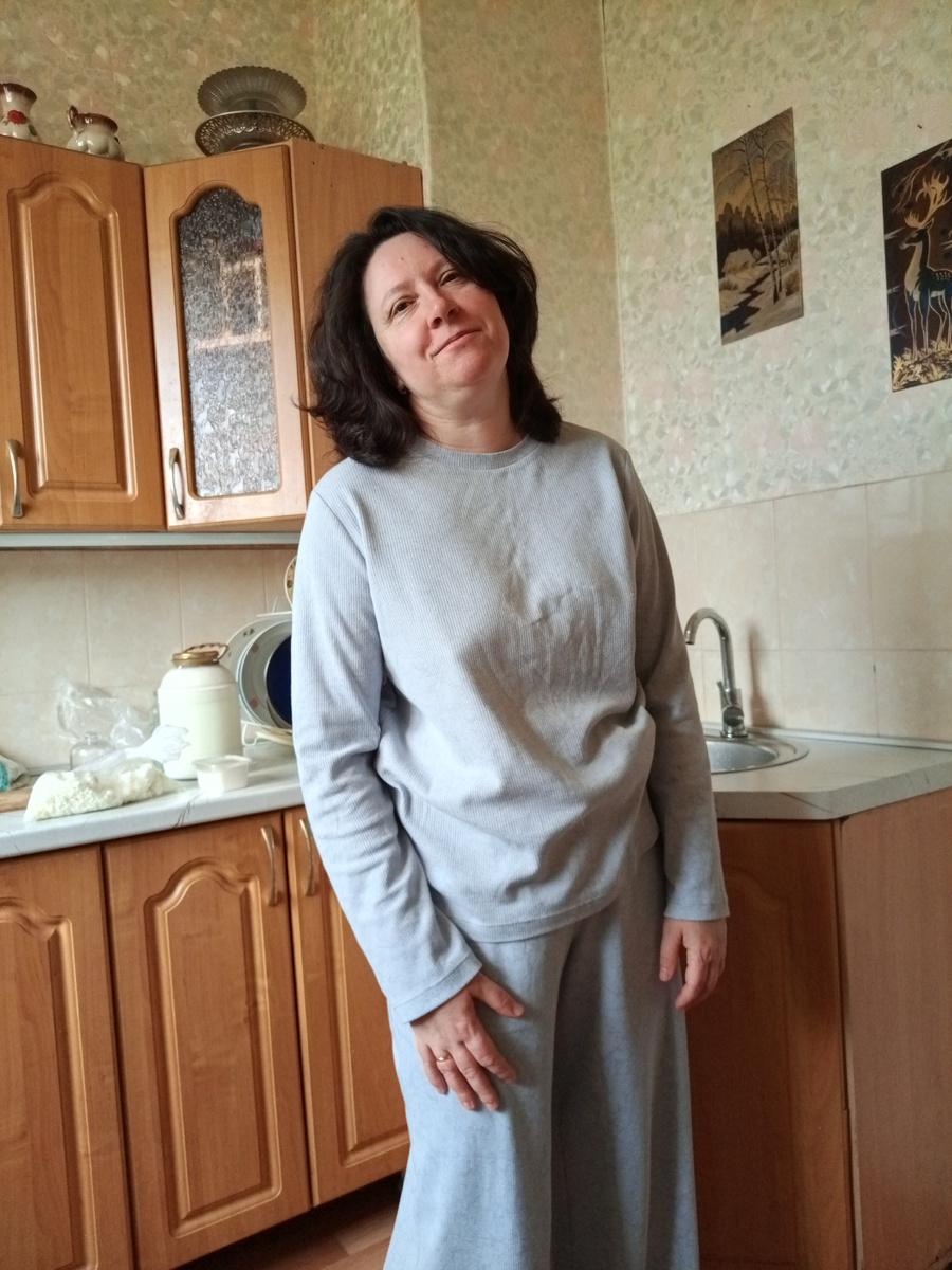 На столе на заднем плане наш завтрак - творог, молоко, сметана