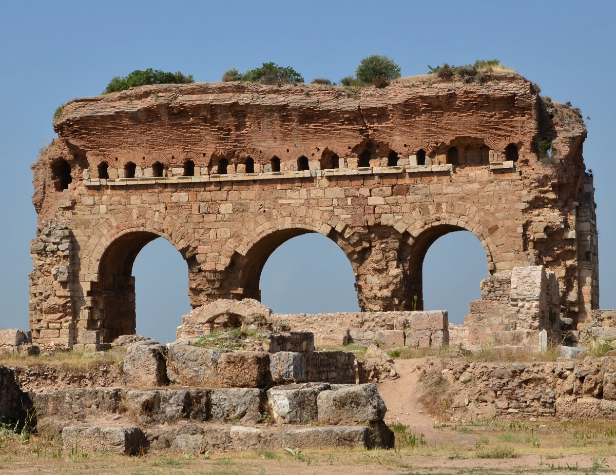 https://upload.wikimedia.org/wikipedia/commons/9/99/Tralleis%2C_AYDIN_-_panoramio.jpg