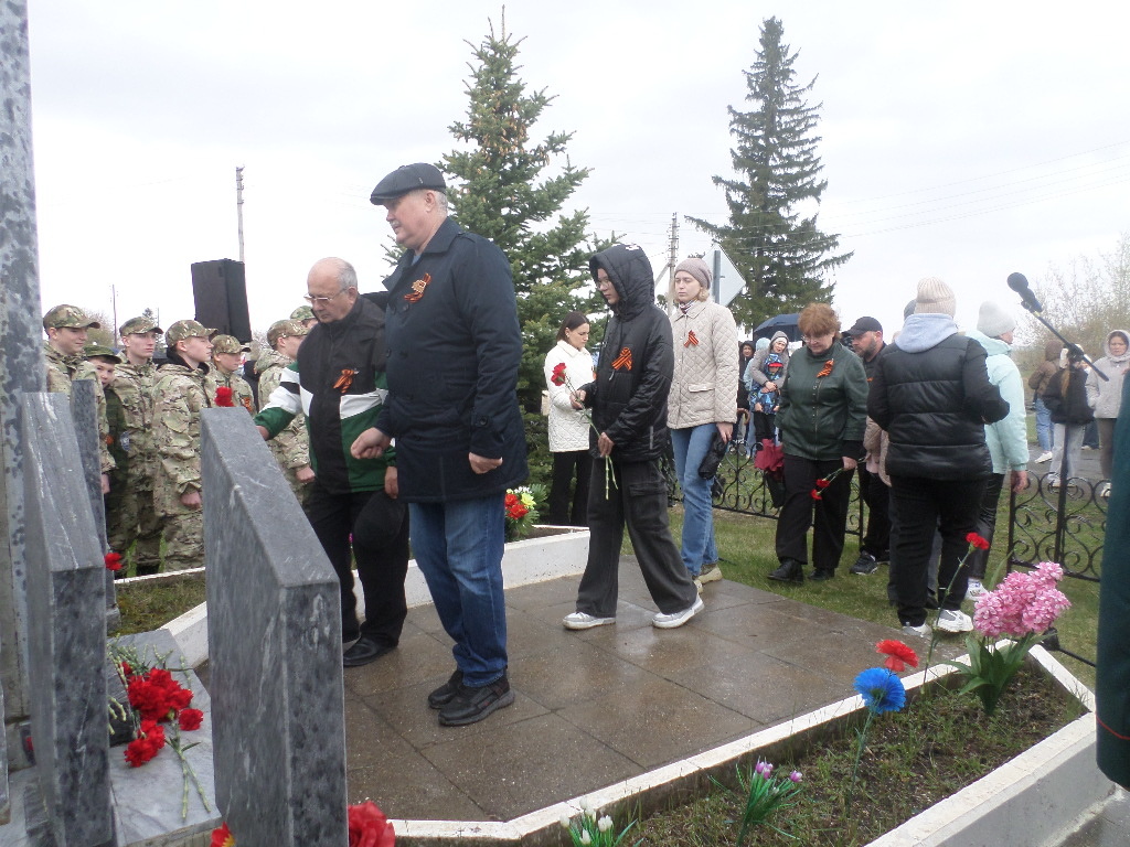 Возложение живых цветов у обелиска погибшим и труженикам тыла.