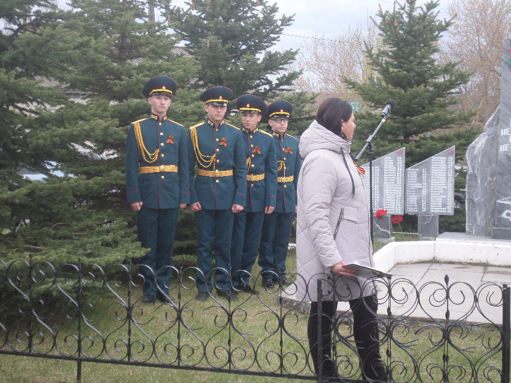 Почетный караул у обелиска.