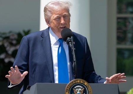    Трамп может не поехать на саммит НАТО в июне, если страны ЕС не увеличат свои взносы в военный блок