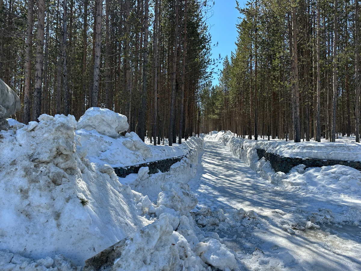 Снежные туннели в мае.