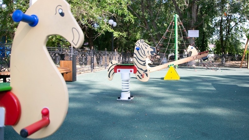    На новых площадках устанавливают современные игровые комплексы и наносят безопасное покрытие Фото: Валерия Алтухова / / ИА «Победа26»