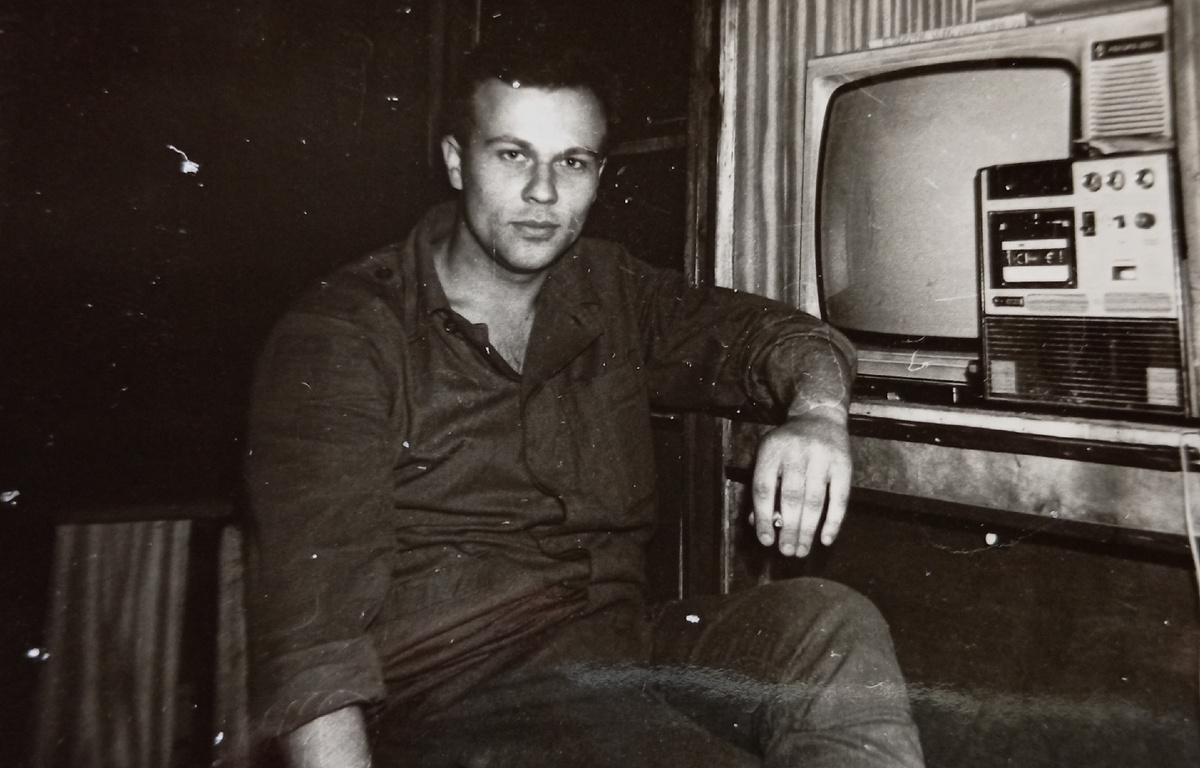 Я в армии, в левой руке сигаретка