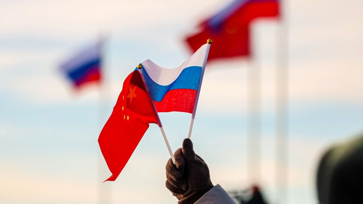 Флаги Китайской Народной Республики и Российской Федерации. Автор: Смитюк Юрий. Источник: ТАСС