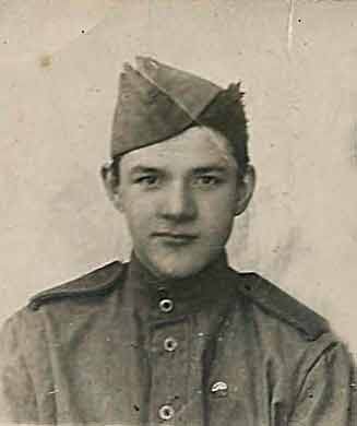 Дядя Саша - армейская фотография. Ему здесь 19 лет