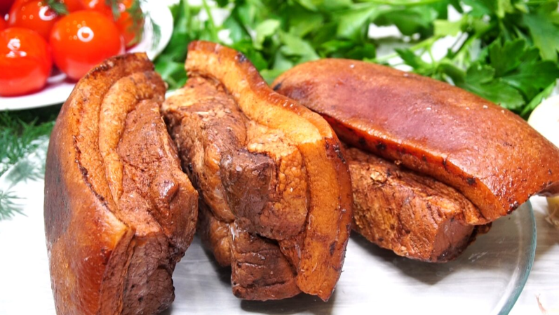 Сало фальшивого копчения (без луковой шелухи), съедается за 5 минут. Хочется готовить его снова и снова, попробуйте не пожалеете.