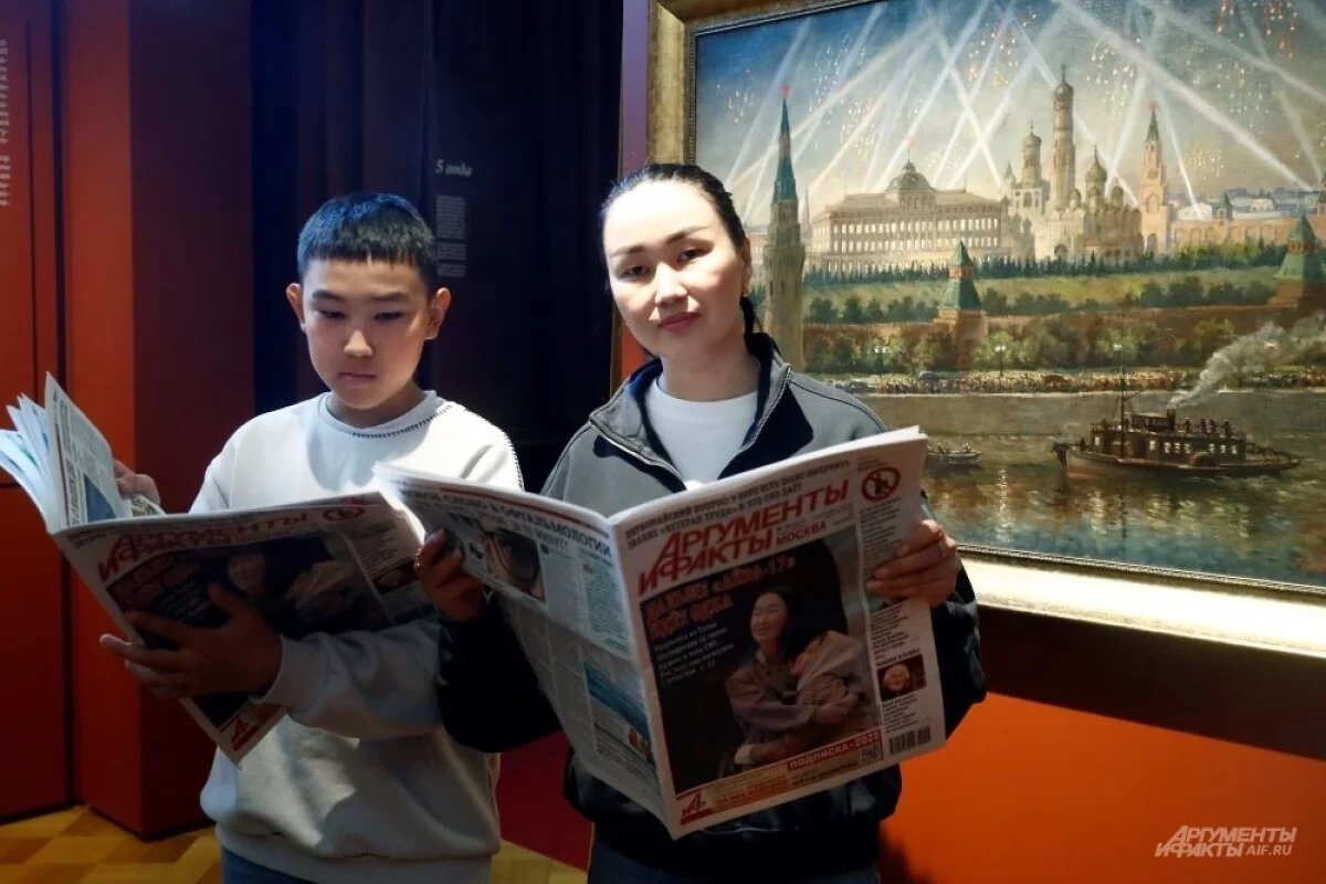    Айдысмаа Монгуш, медсестра, вдова героя СВО Омака Дажы, стала одним из первых посетителей выставки.