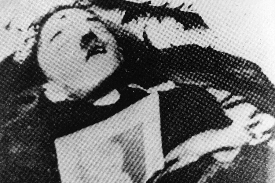 Предполагаемый труп немецкого фюрера Адольфа Гитлера, найденный в руинах рейхсканцелярии, который оказался телом двойника