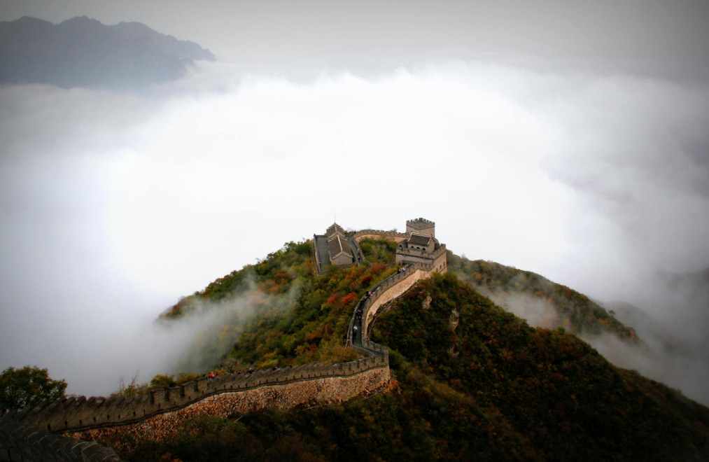 Китайская стена- уникальный рукотворный памятник человеческого упорства