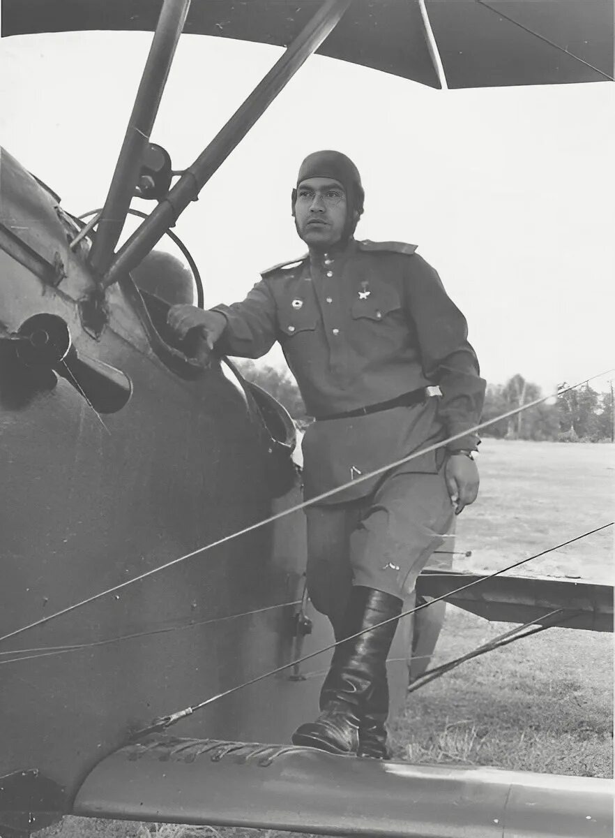 Алексей Маресьев на крыле самолета