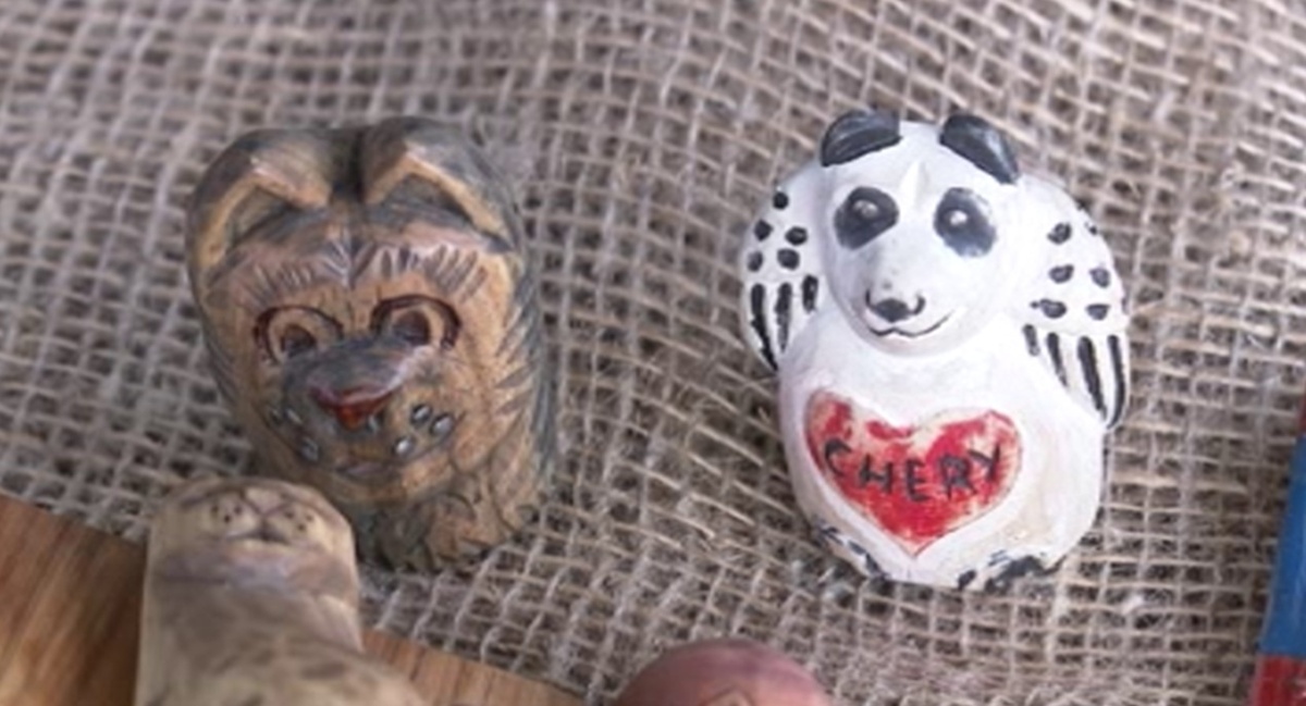    Курянин изготавливает куклы Русского Севера