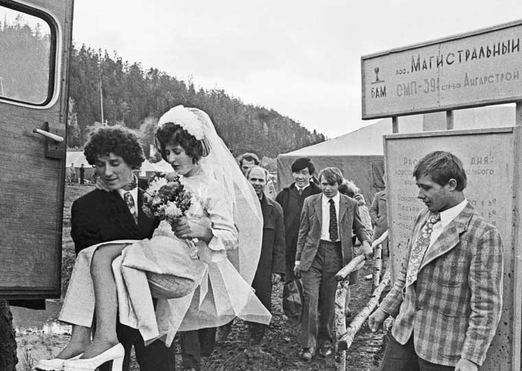 Комсомольские свадьбы и другие обряды времён СССР