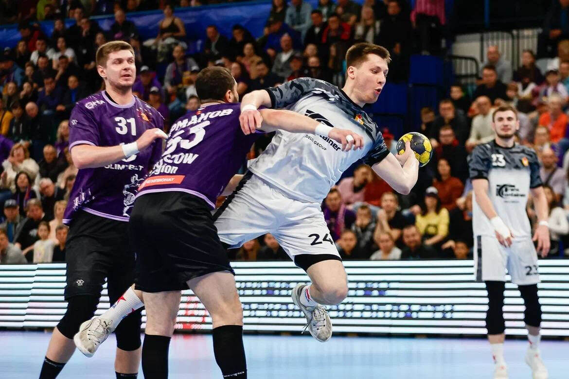    Станислав Шабельников уходит от чеховских защитников