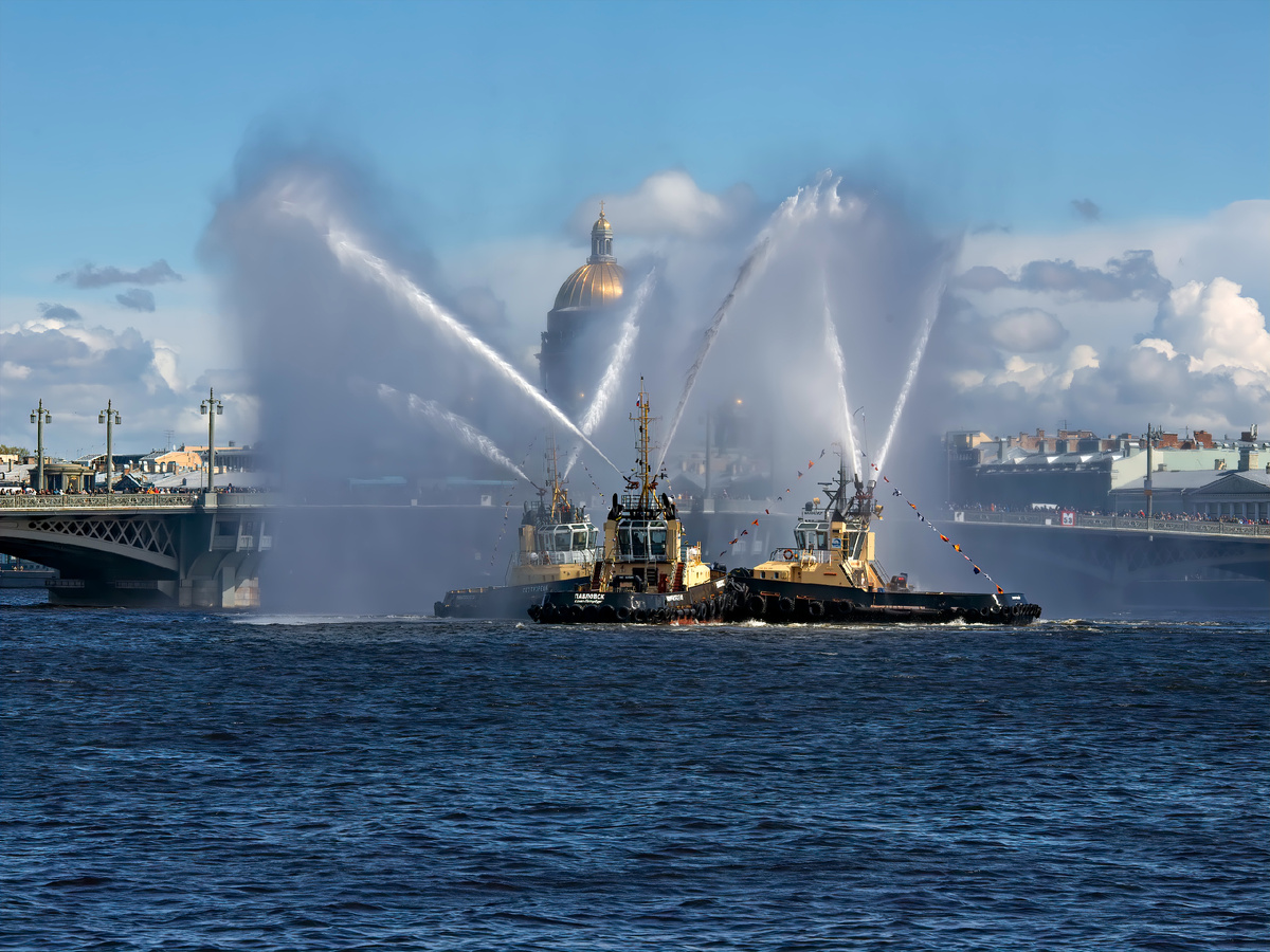 буксиры у Благовещенского моста