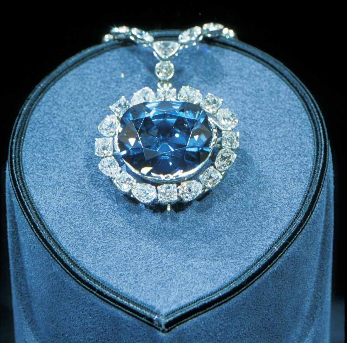 Бриллиант Хоупа на выставке в Смитсоновском музее. 