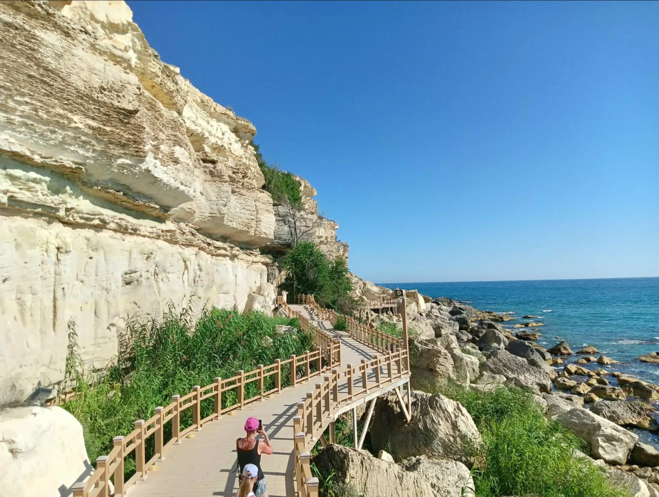 В Актау есть туристическая тропа между морем и скалами. Это дорожка длиной 1,5 км со смотровыми площадками и скамейками. Источник: Яндекс Карты, автор: Дарья