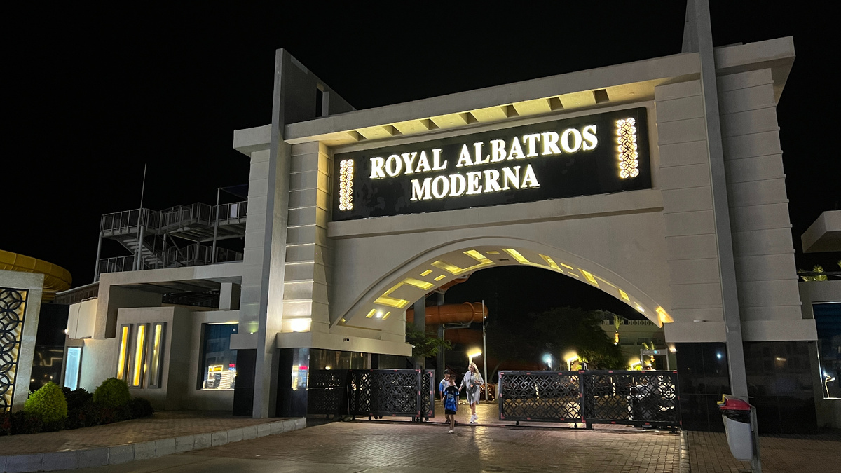 Въезд в отель Pickalbatros Royal Moderna Resort 5*