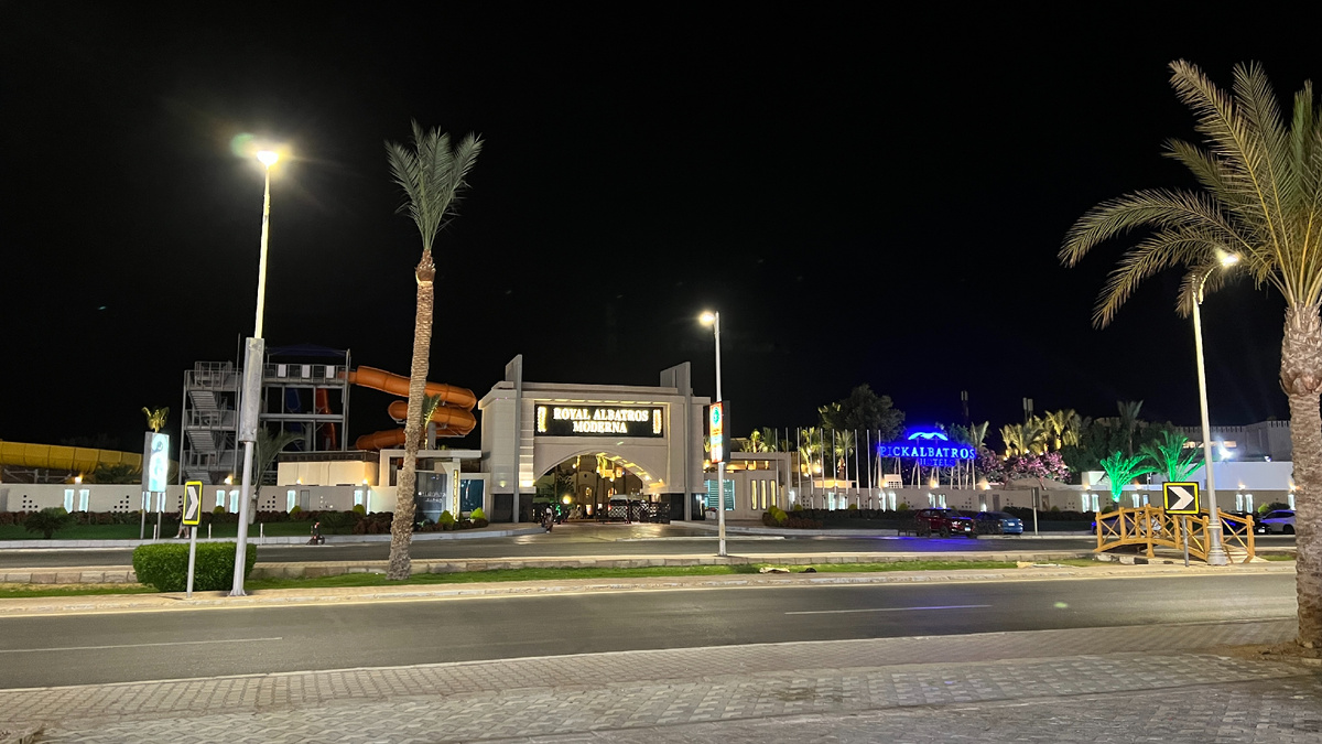 Въезд в отель Pickalbatros Royal Moderna Resort 5*