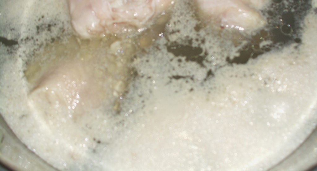 Приготовление бульона из куриных спинок. Фото автора канала Житейская проза