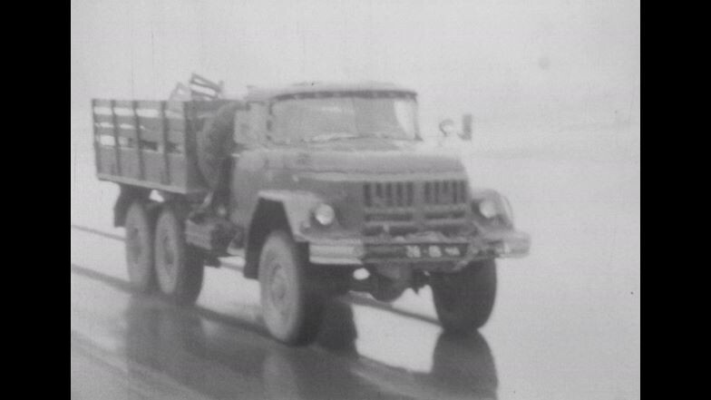 Машина "Летящая" по "Курильскому асфальту" (кадр из видео)