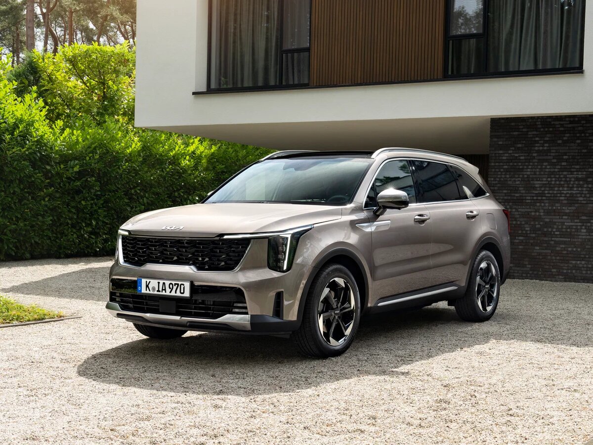 KIA Sorento — один из самых популярных кроссоверов на мировом рынке благодаря своей надежности, комфорту и универсальности. Однако выбор двигателя часто становится сложной задачей для потенциальных владельцев. Модель предлагается с различными бензиновыми и дизельными агрегатами, каждый из которых имеет свои преимущества и недостатки. В этой статье мы разберем основные варианты двигателей, их проблемы, включая задиры, и предложим оптимальный выбор.