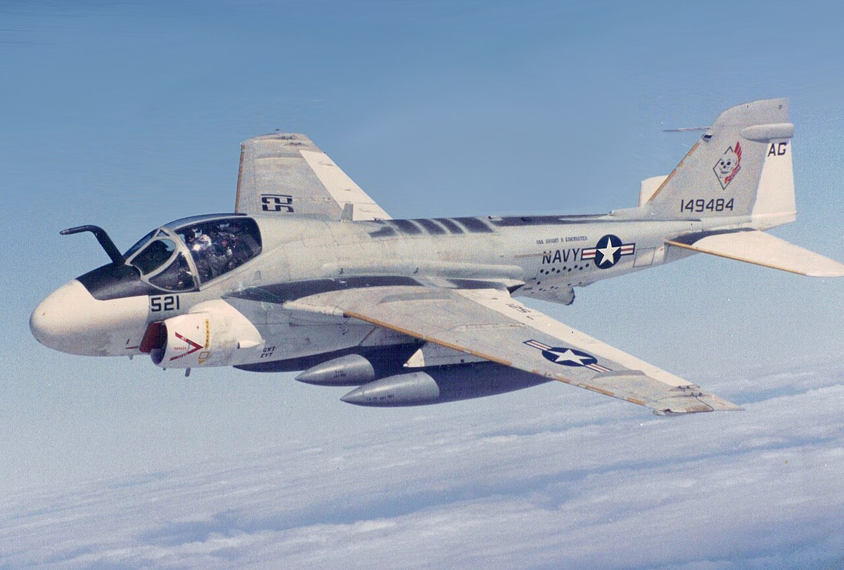 Двухместный палубный штурмовик A-6 Intruder