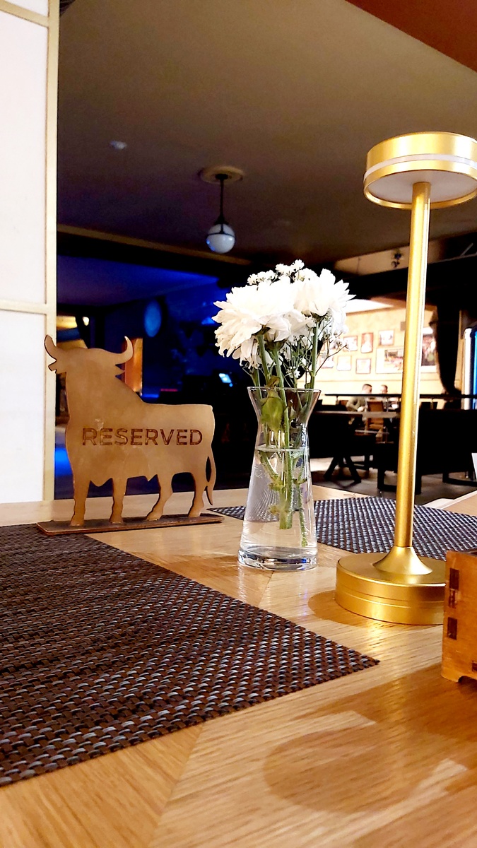 Вот там за бычком синий свет - это диско-зона ресторана.