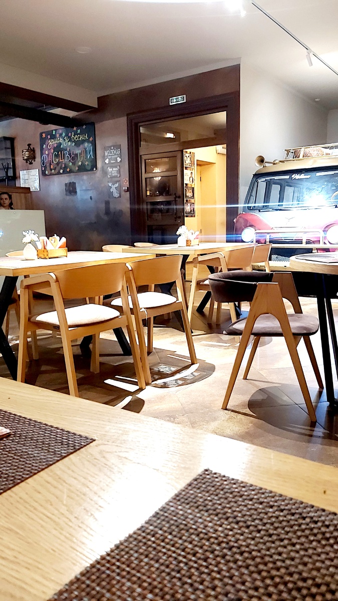 Ресторан, там сбоку такая машина с детской зоной, но все были умные, детей оставили дома в этот раз. Хотя обычно дети тут играют.