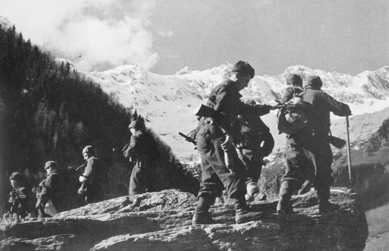 Советские горные стрелки на марше в горах Кавказа.