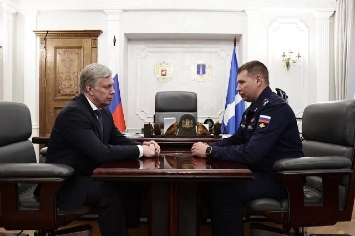    Русских провёл встречу с врио командира 104-й дивизии ВДВ Перцевым