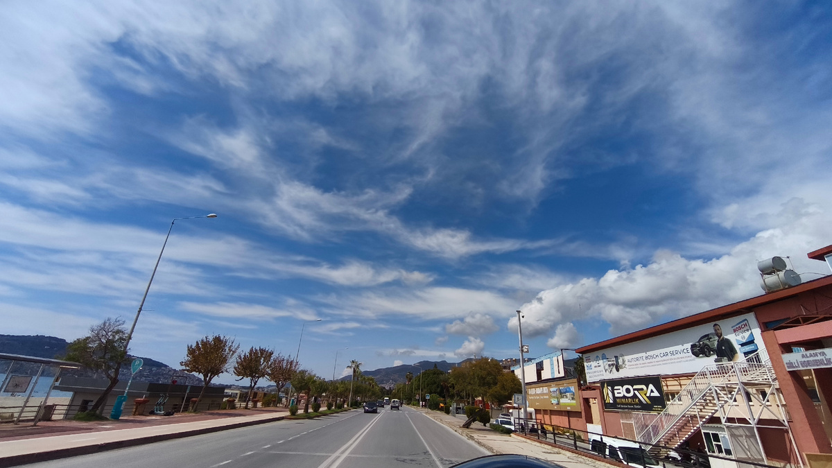 Мчимся вдоль моря. А небо какое...💙