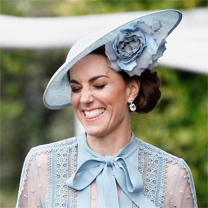 Конечно же, британцы не используют чай для измерения длины платьев!