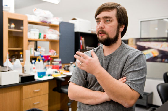 Майкл Левин.  Фото: Алонсо Николс. Источник: https://tuftsjournal.tufts.edu/2009/01_1/features/01/