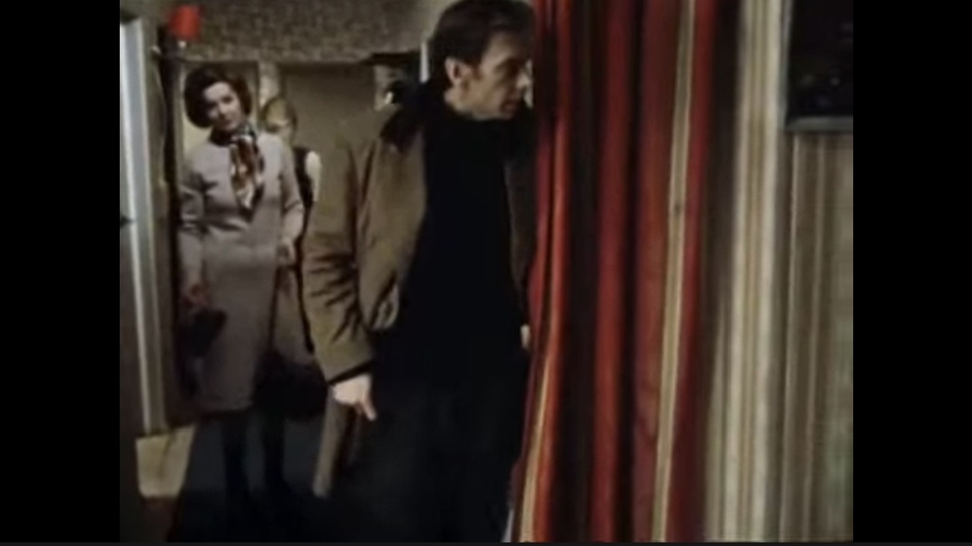 "Москва слезам не верит" (1979й год, Реж. В. Меньшов). Гога обнюхивает углы.