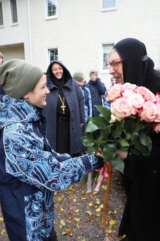 Вот так радушно встречают матушку Василиссу в Богородицком Житенном женском монастыре на озере Селигер (Тверская область). ЛИСТАЙТЕ ФОТО ВПРАВО!!! Источник: https://odigitria.cerkov.ru/tag/inokinya-vasilissa/#jp-carousel-7838