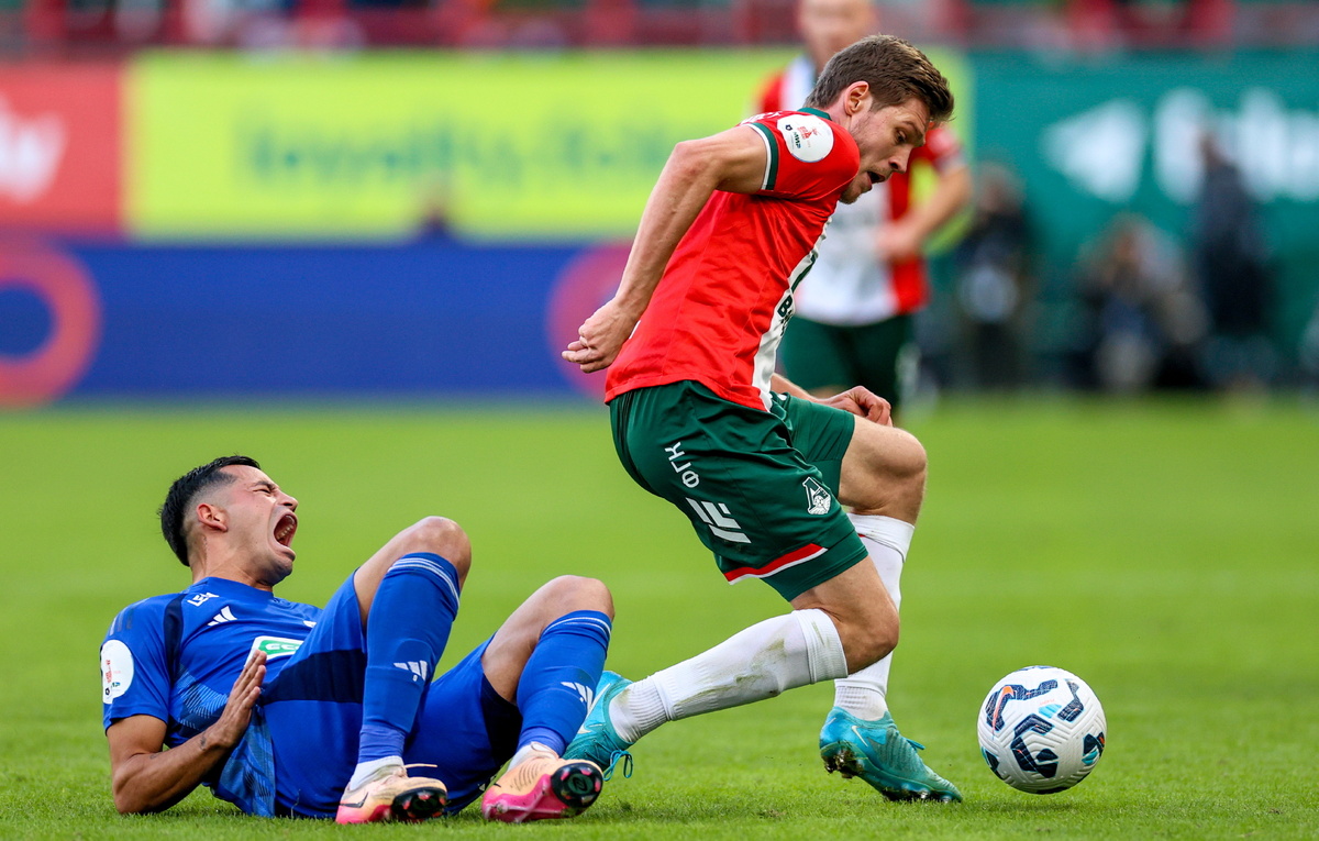    Нападающий "Оренбурга" Брайан Мансилья и полузащитник "Локомотива" Артем Тимофеев  Михаил Синицын/ТАСС