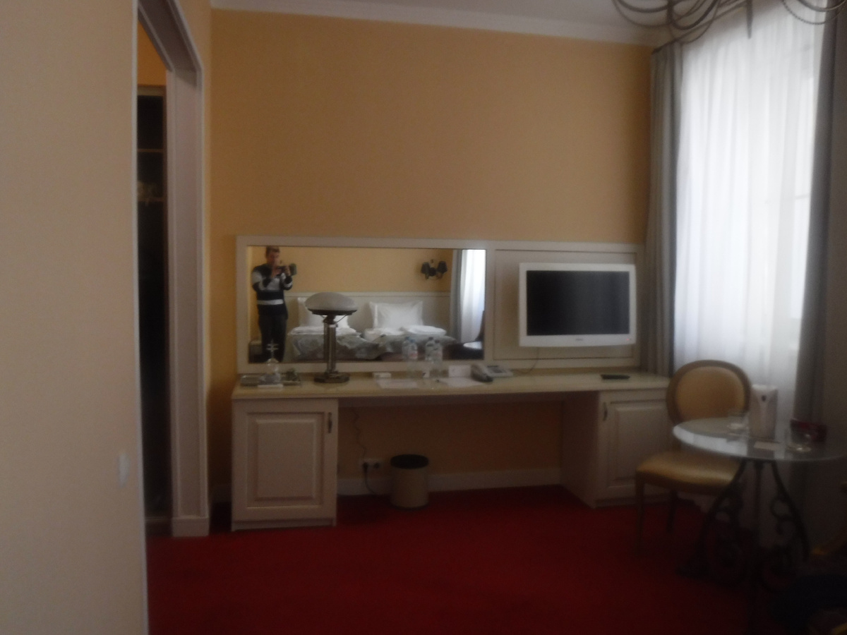 Есть даже телевизор и рабочче место. Розеток маловато. Во второй вечер заряжал фотоаппарат через телевизор 