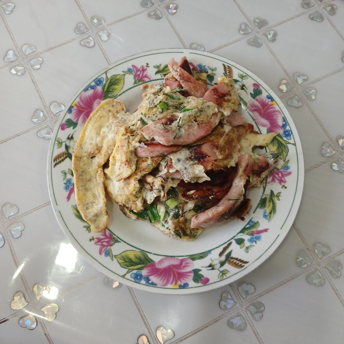 Омлет с колбасой и зеленью