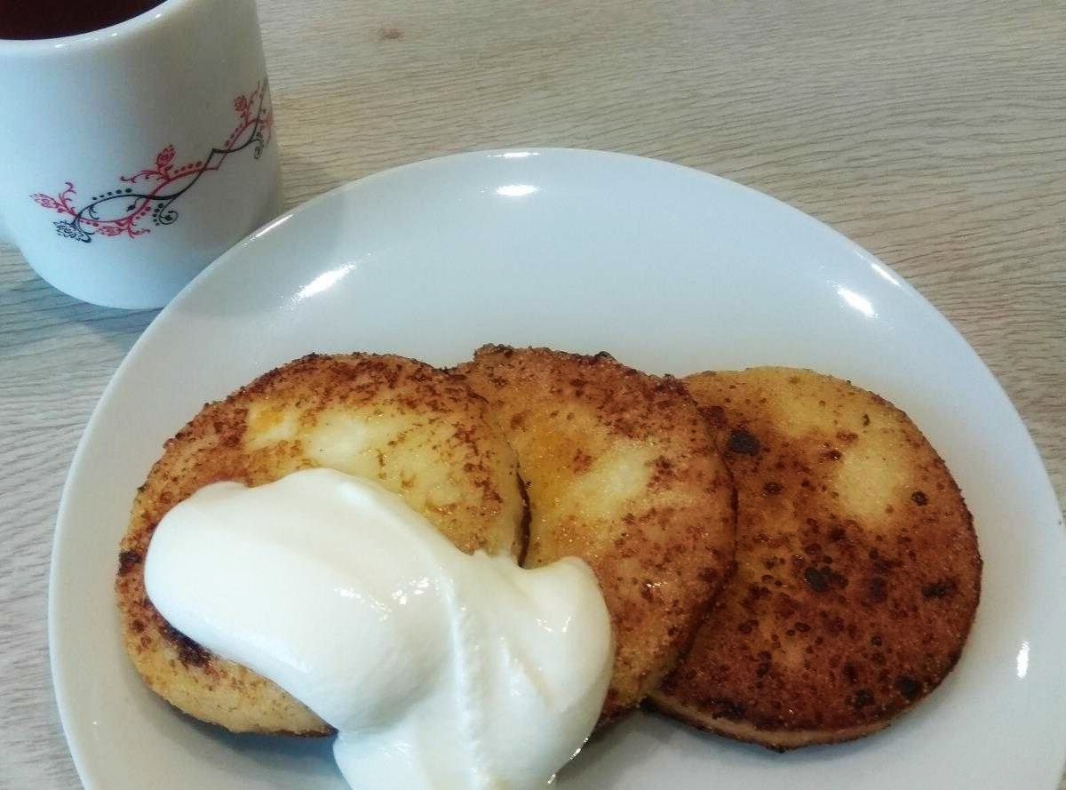 Ах, эти нежные творожные сырники, подрумяненные на сковороде и щедро политые сметанкой…
