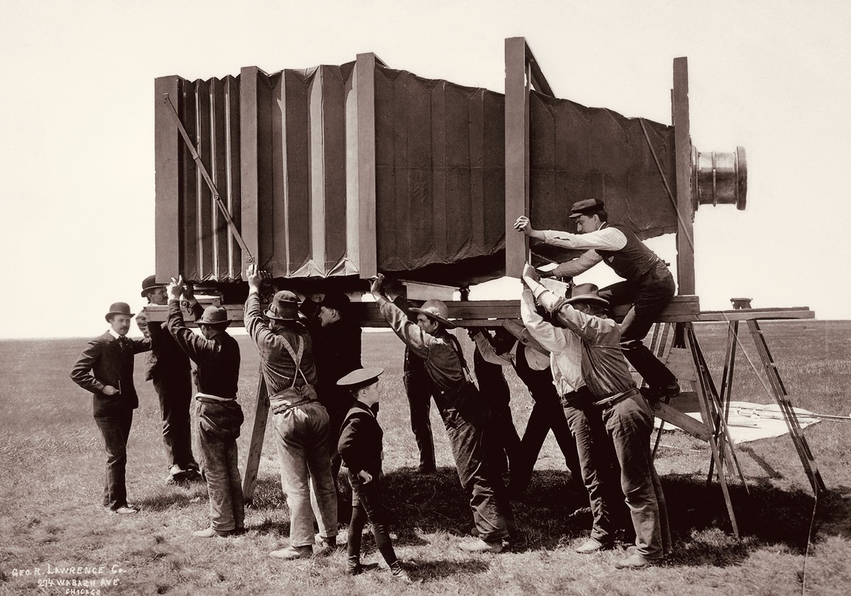      Самые первые фотоаппараты были огромные 