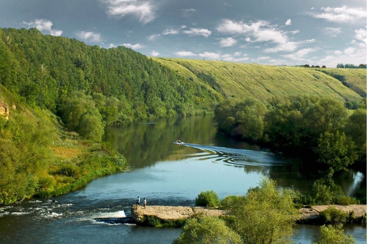 Яр - крутой берег.