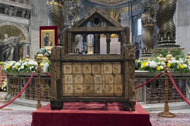    Как выглядит трон папы римского в Ватикане? Фотографии и описание