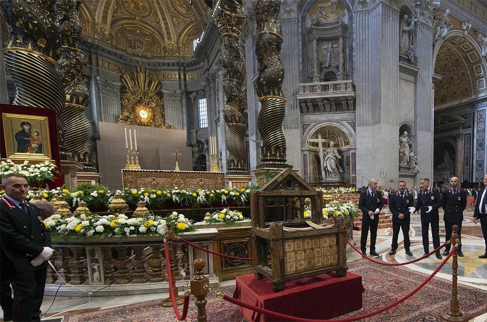    Папский трон в Соборе Святого Петра. Фото:  www.globallookpress.com