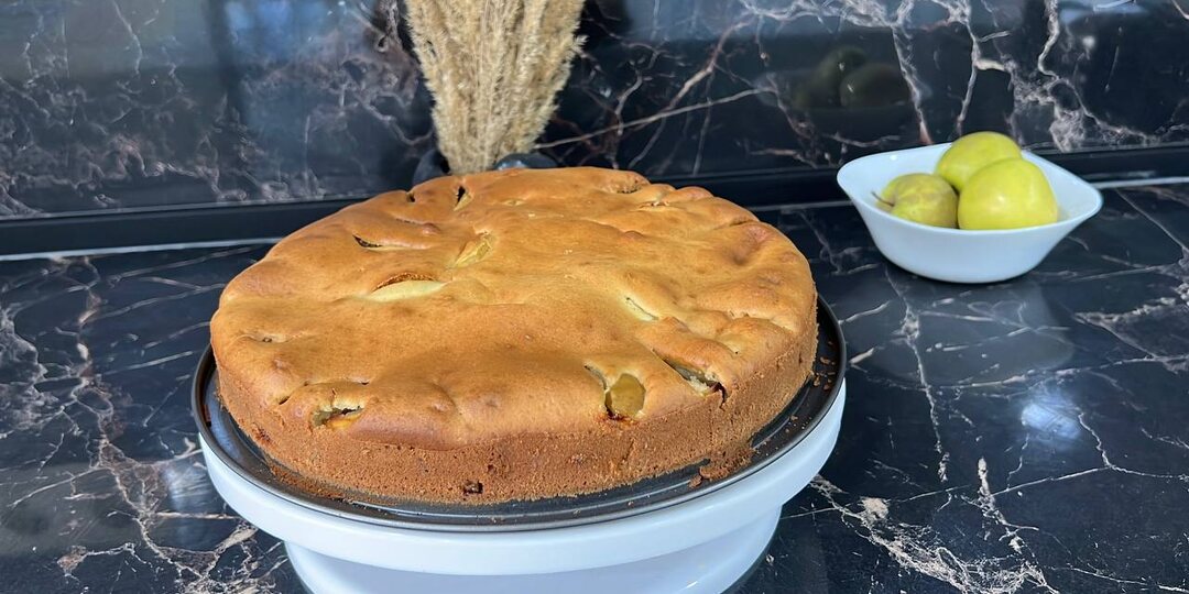 Шарлотка с яблоками к чаю