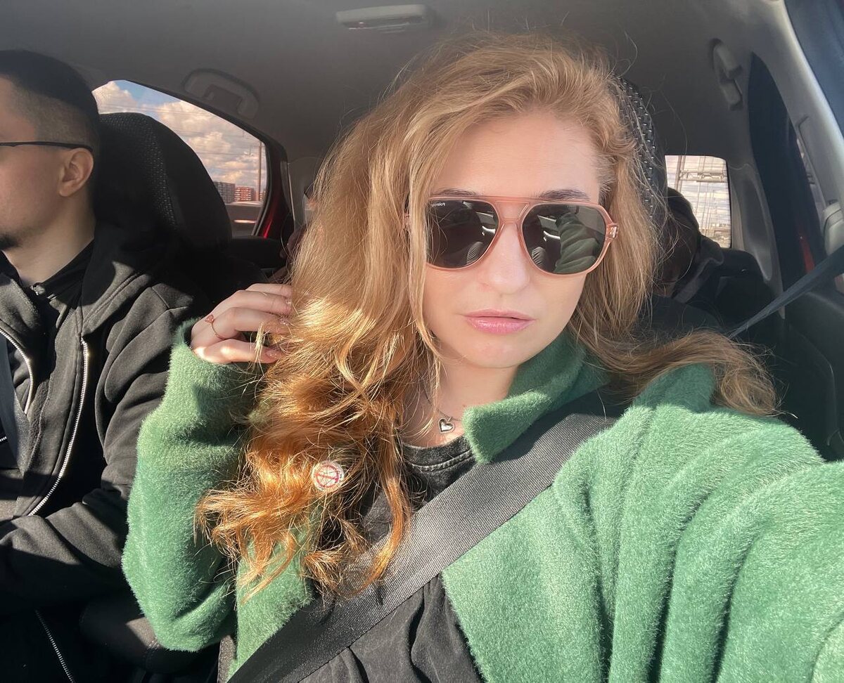 Ещё не знаю, ЧТО нам предстоит. Уложила волосы на бигудь, красивая.