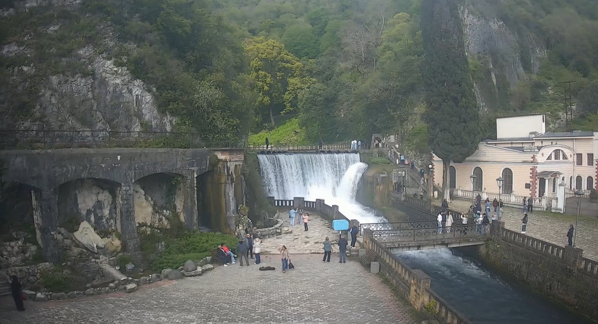Новоафонский водопад днем