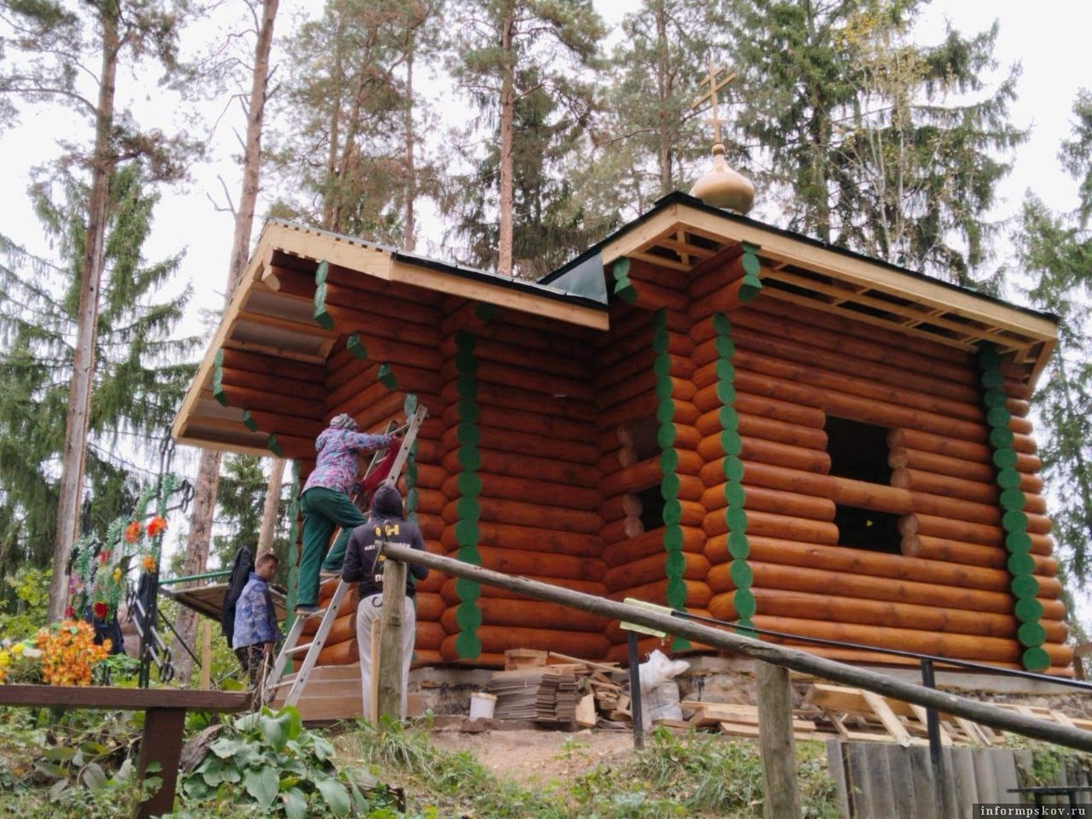 Сгоревшую год назад часовню восстановили на Духовой горе в Опочецком районе. Фото здесь и далее: газета «Красный маяк»